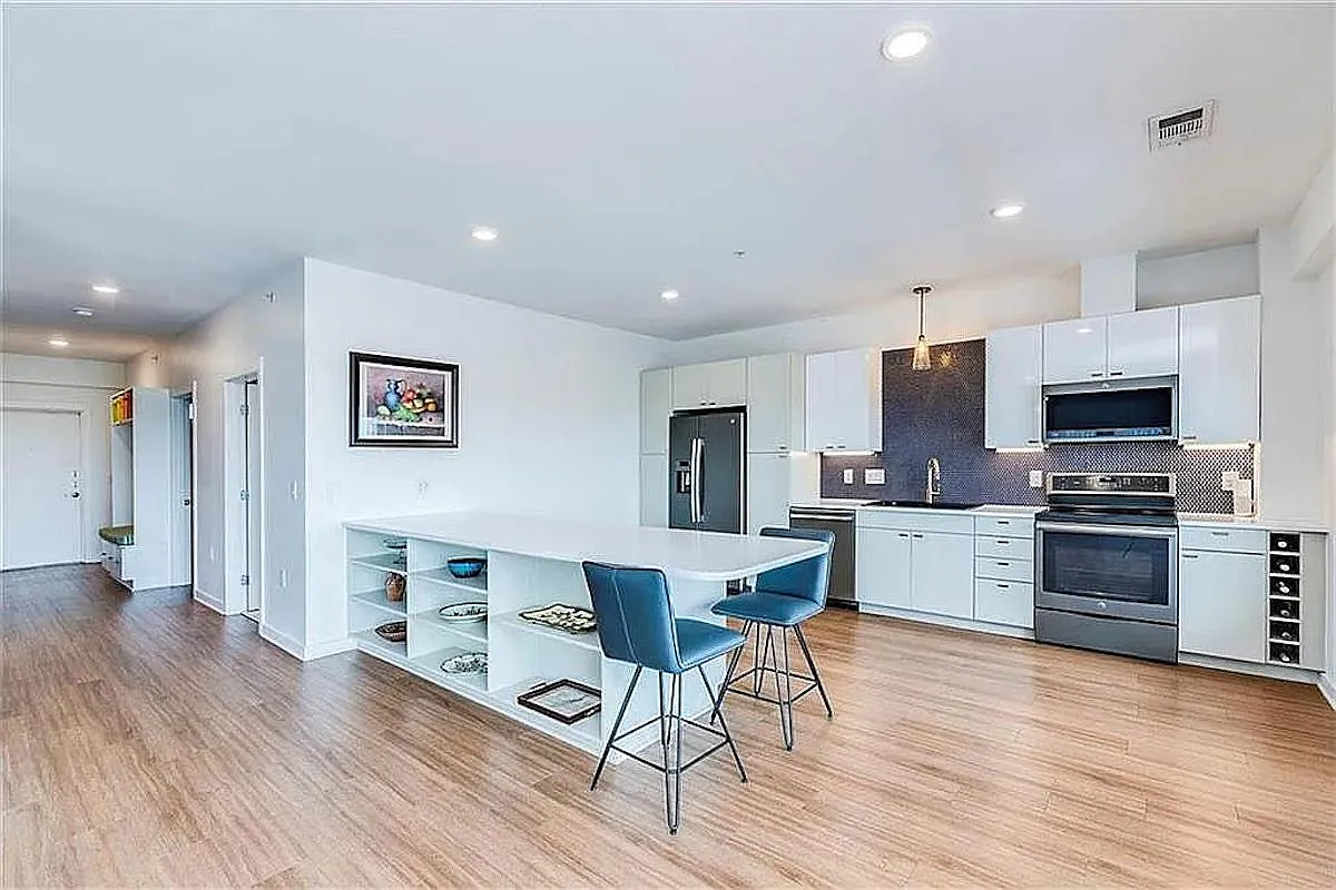 2 bed, 1663 sqft, $2,700 — Photo 3