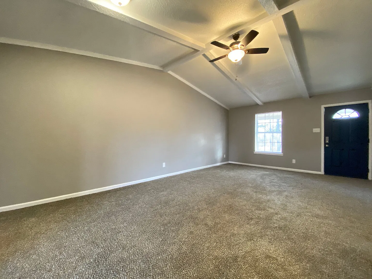 2212 Loop Acres Dr — Photo 2