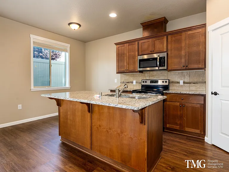 Maple Court — Photo 2