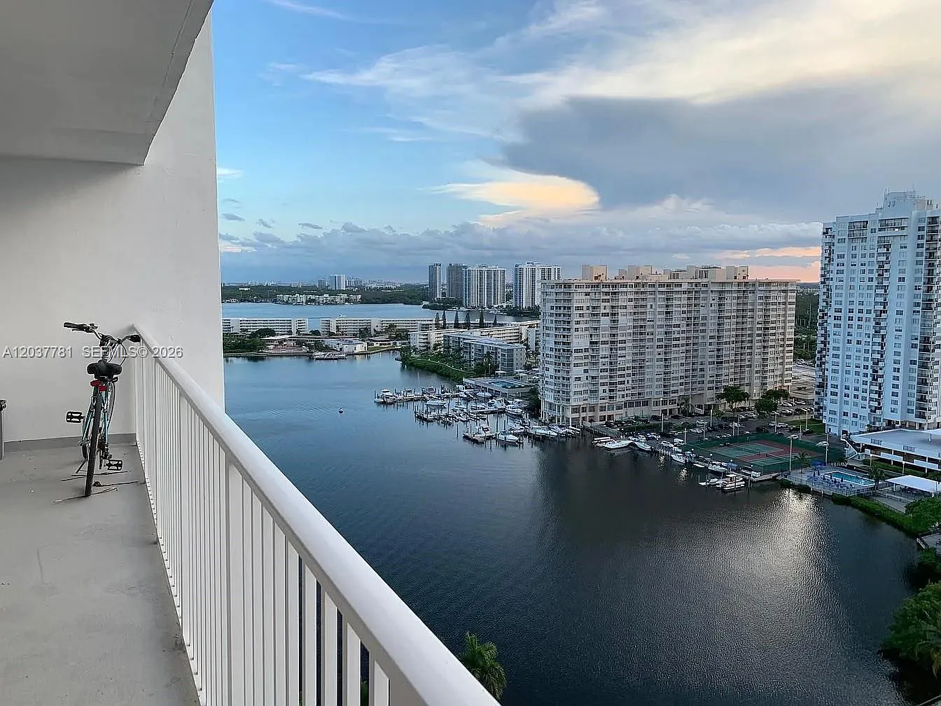Admirals Port Condo West — Photo 2
