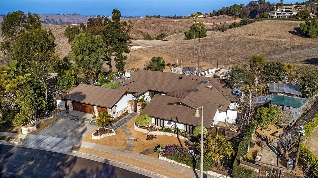 6 bed, 3.5 bath, 4162 sqft, $25,000 — Photo 3