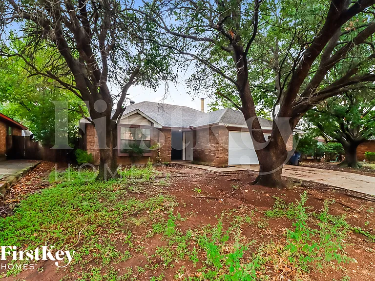 3200 Creekwood Ln — Photo 2