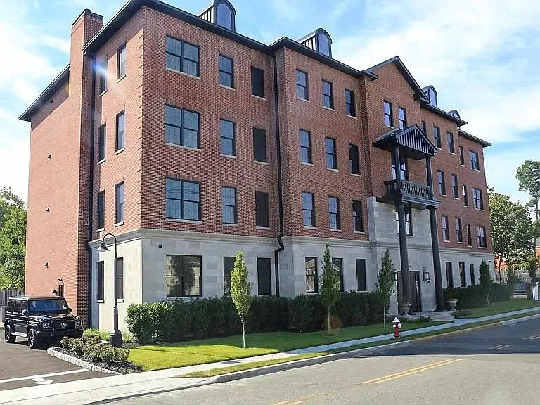 80 Roseland Ave #207