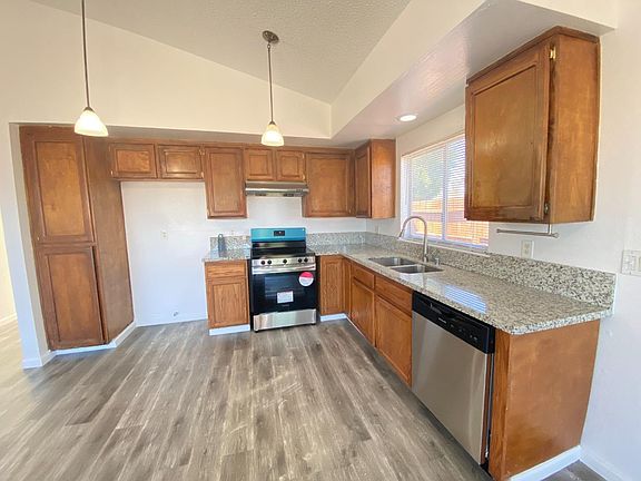4th image of Suntrail Cir