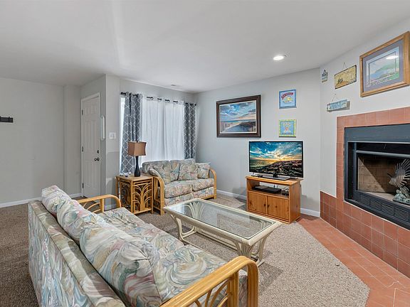 4th image of 800 E 9th St APT 102