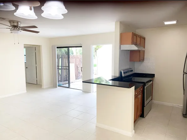 13 Crossings Cir, Boynton Beach, FL