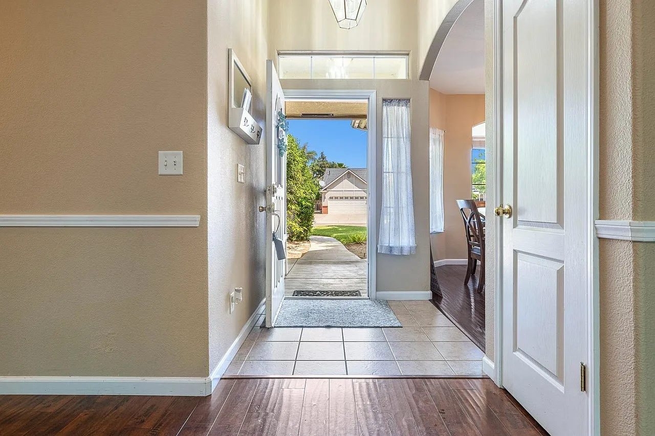 3 bed, 1868 sqft, $2,950 — Photo 2