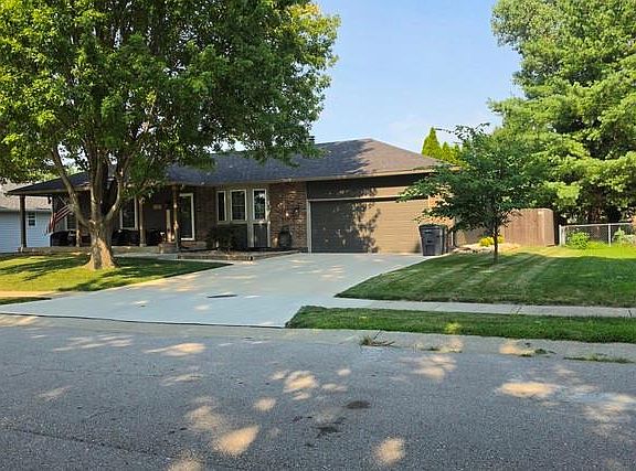 2nd image of 809 SW Hereford Dr