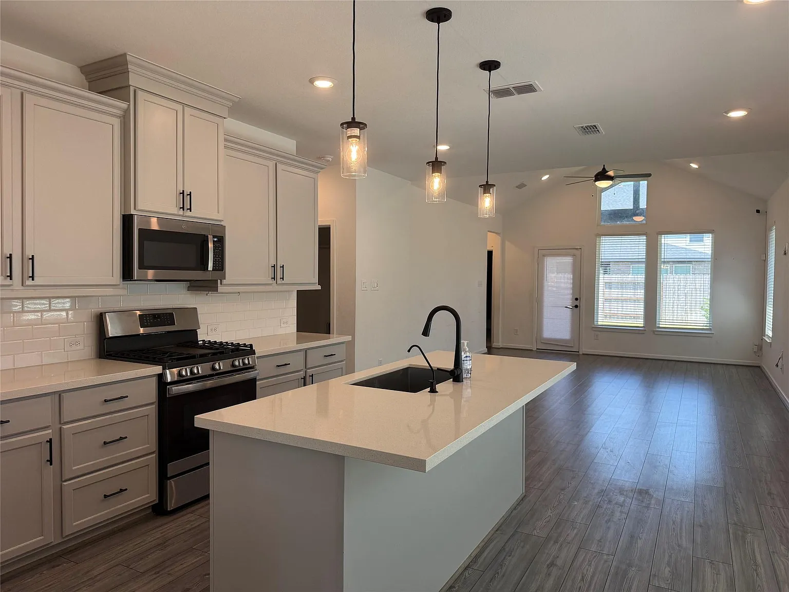5 bed, 4.0 bath, 2498 sqft, $3,200 — Photo 4