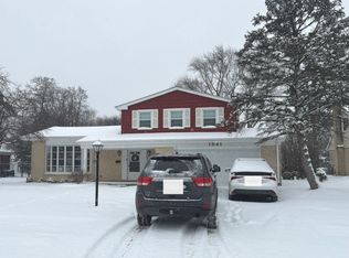 1541 E Lake Louise Dr, Palatine, IL 60074