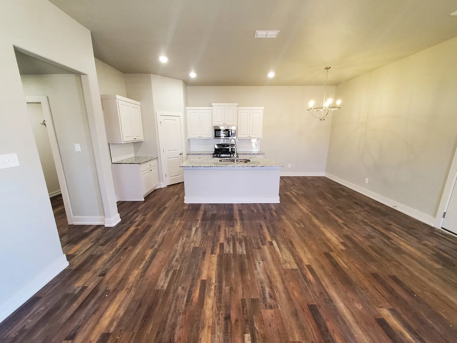 3 bed, 2.0 bath, 1407 sqft, $1,300 — Photo 2