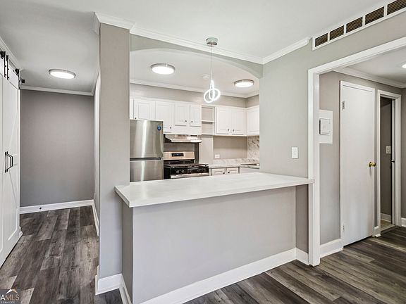 4th image of 2285 Peachtree Rd NE Unit 404