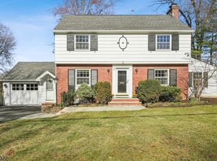 2 Edgewood Rd, Chatham, NJ 07928