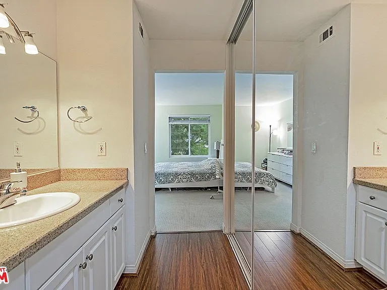 21550 Burbank Blvd #302 — Photo 6