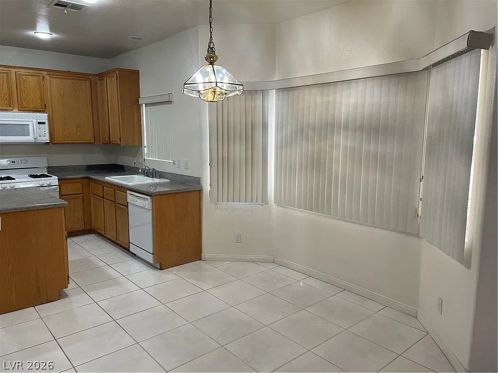 3 bed, 2.5 bath, 1925 sqft, $2,195 — Photo 3