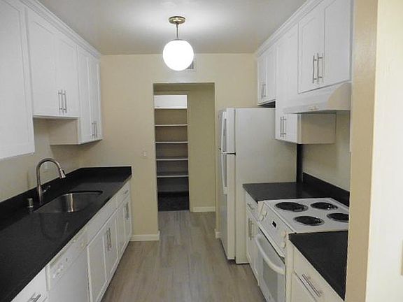 4th image of 981 Mangrove Ave #C