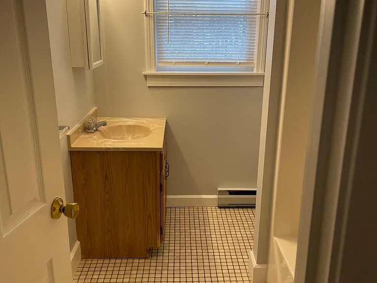 32 Schofield Ave #2R — Photo 6