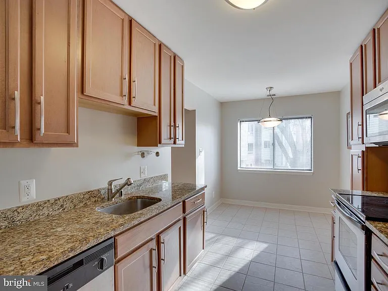 304 Hilltop Ln #F — Photo 17
