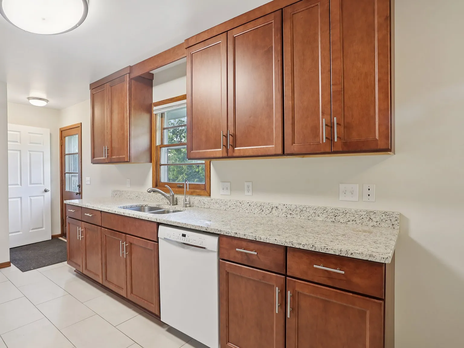 5 bed, 1792 sqft, $2,800 — Photo 3