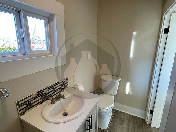 5th image of 1121 NE Baker St APT 4