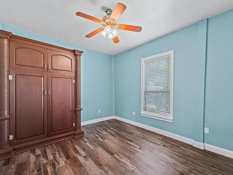 2212 Clay Ave — Photo 8