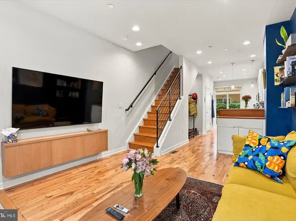 2639 Titan St, Philadelphia, PA 19146