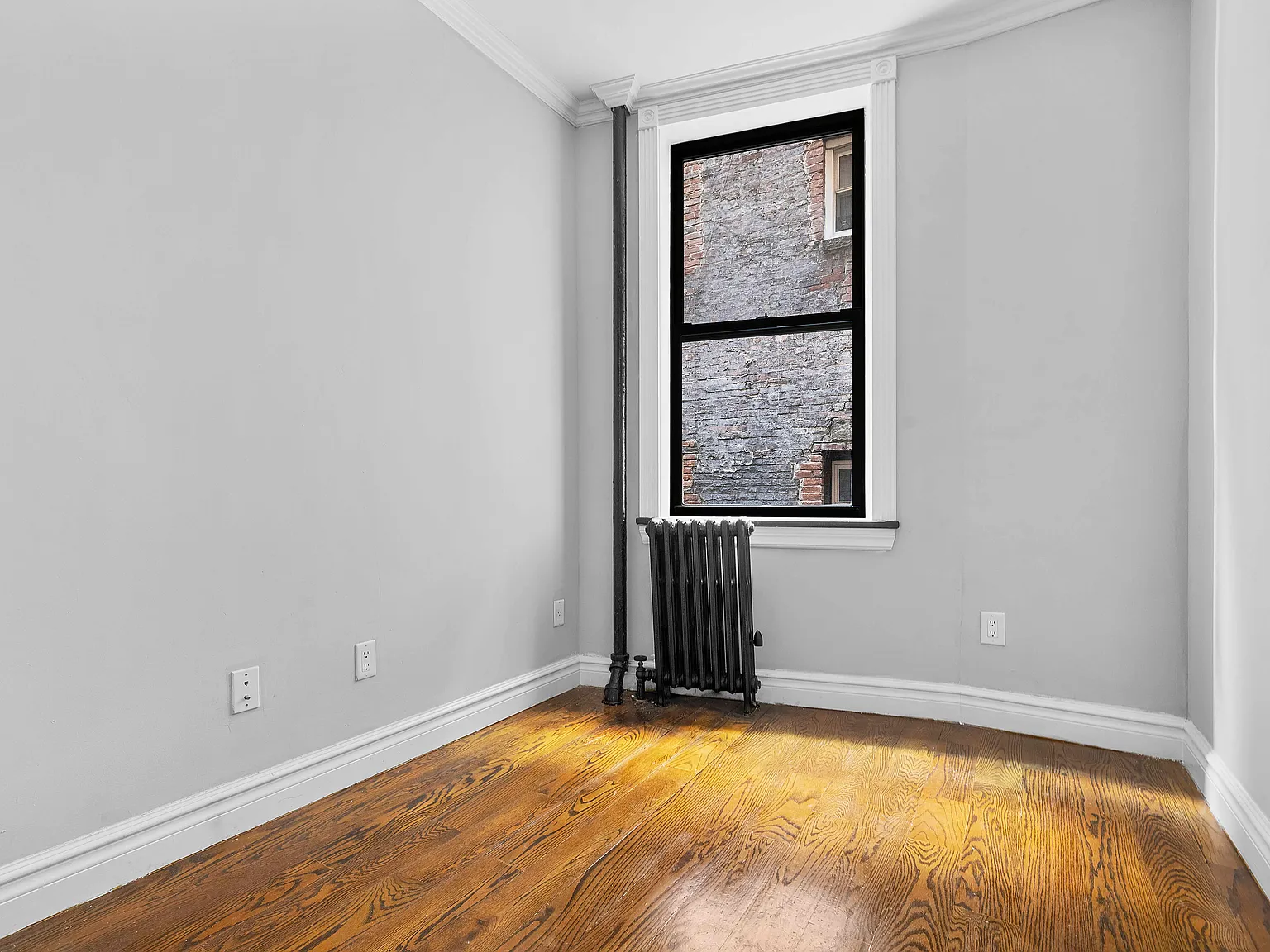 326 East 35th Street — Photo 2