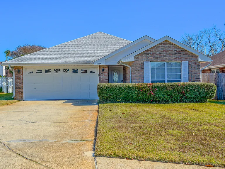 745 Olivia Ct — Photo 1