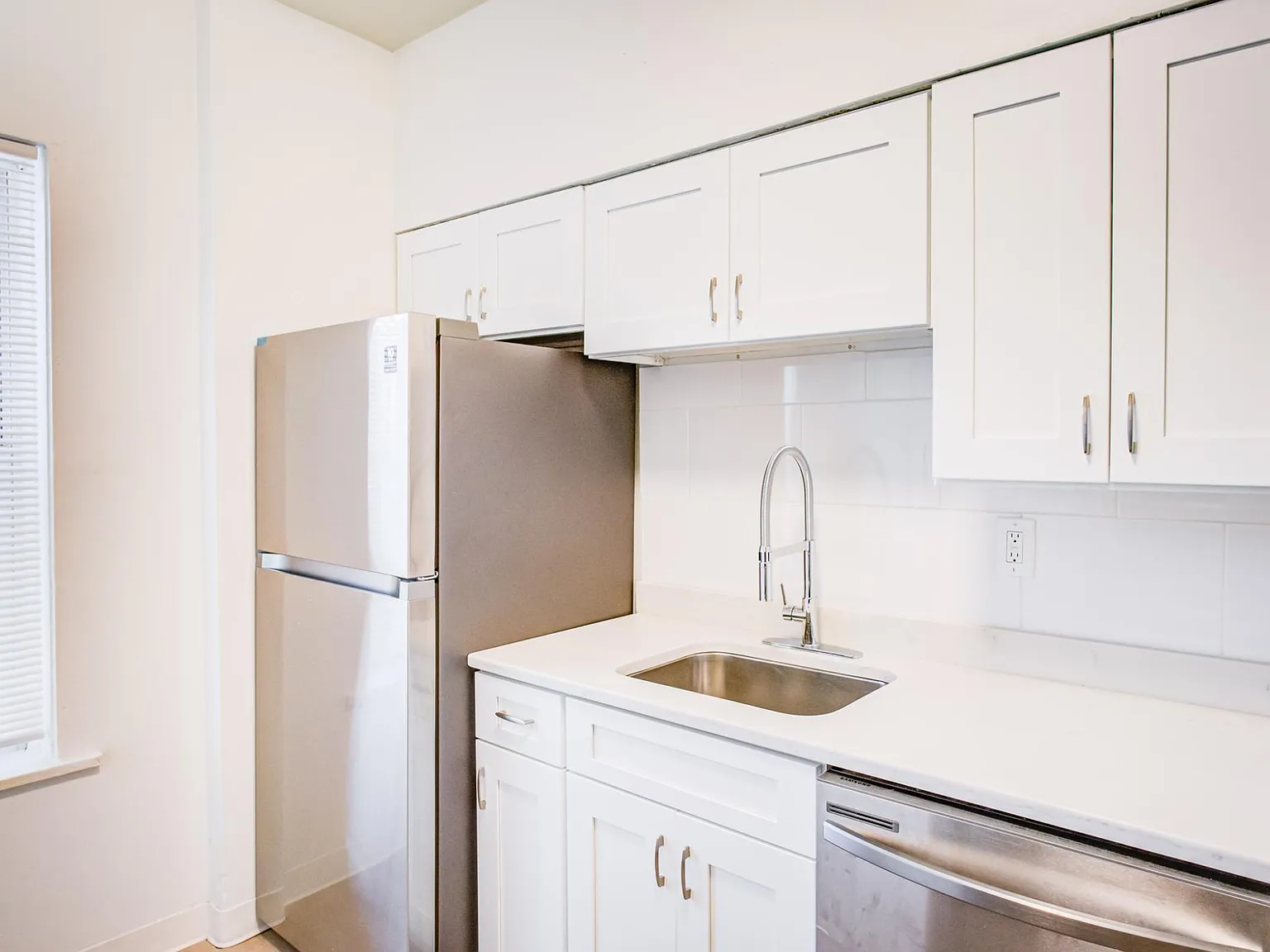 3 bed, 1400 sqft, $1,900 — Photo 2