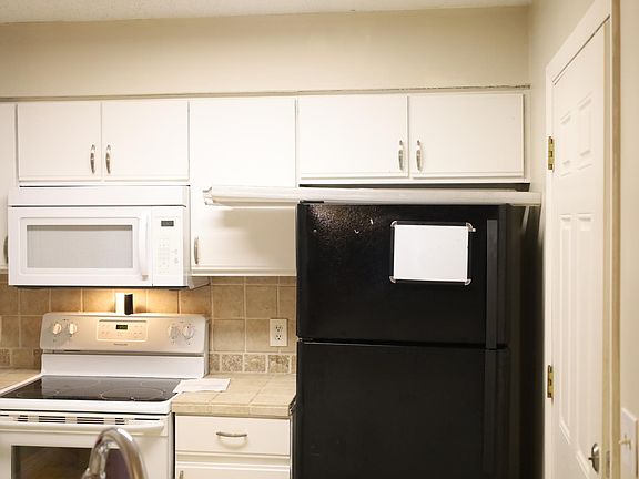 5th image of 890 Orchid St