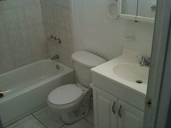 3rd image of 835 NE 133rd St