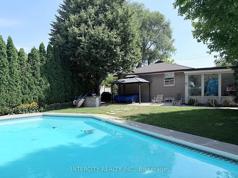 36 Strathburn Blvd — Photo 20