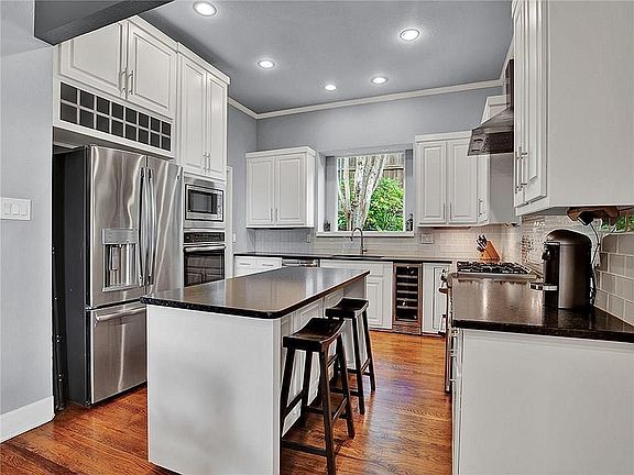2nd image of 5624 Willow Wood Ln