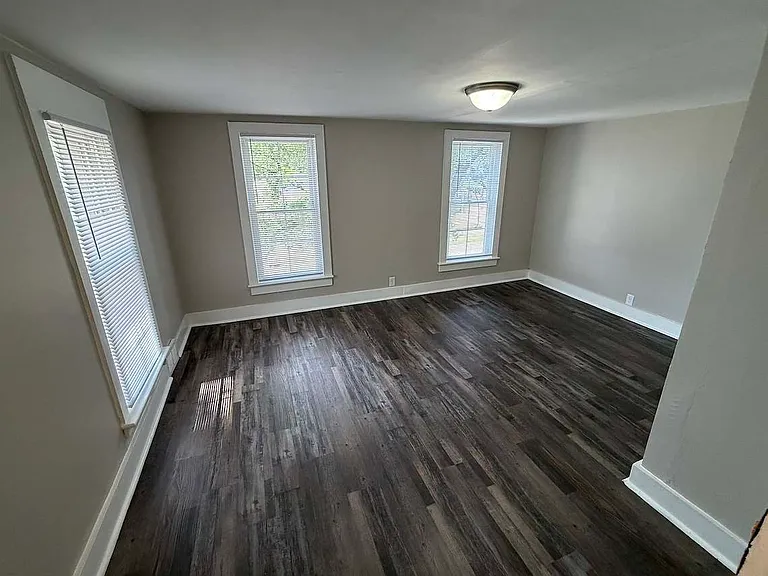 302 Glen St — Photo 12