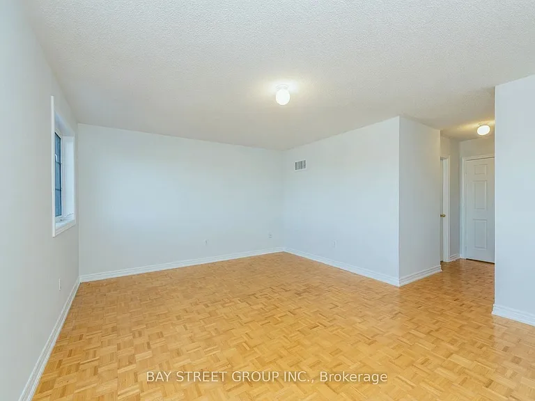 130 Royal Appian Cres — Photo 13