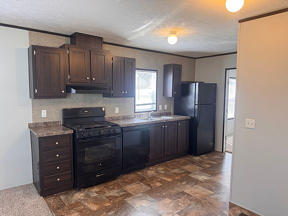 3rd image of 91 Suzanne Blvd #91