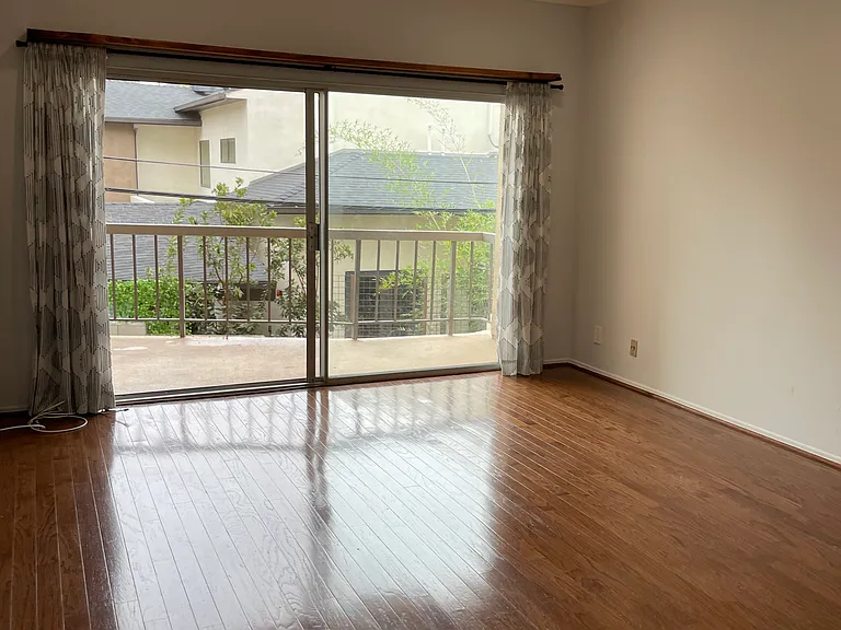 612 S Barrington Ave — Photo 6