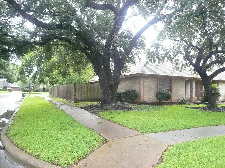 2826 Green Fields Dr — Photo 2