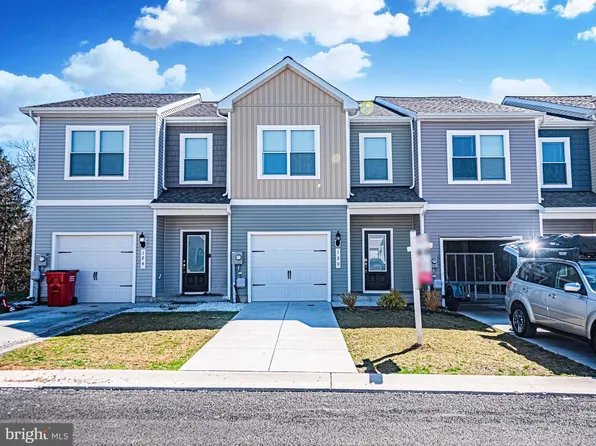 120 Paddington St, Falling Waters, WV 25419