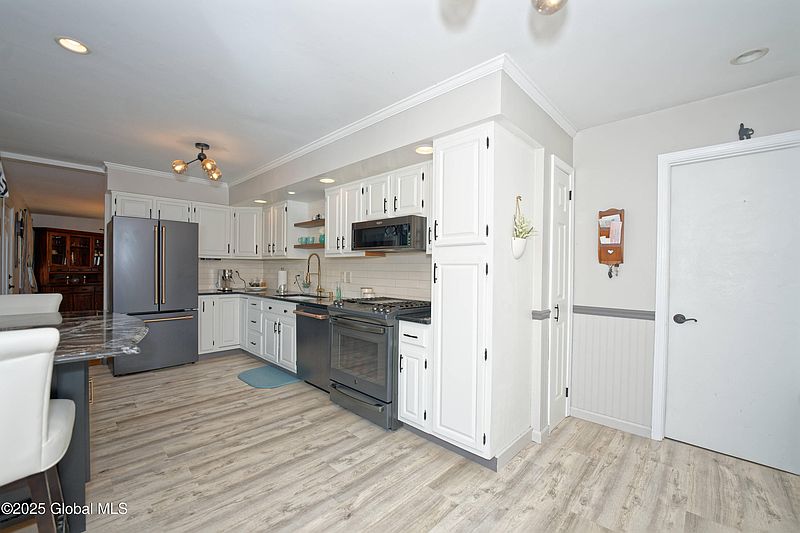 5th image of 1038 Horvath Street