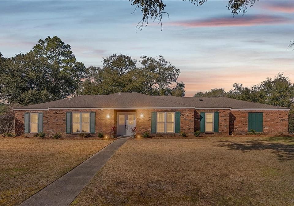 1st image of 3654 Claridge Rd S