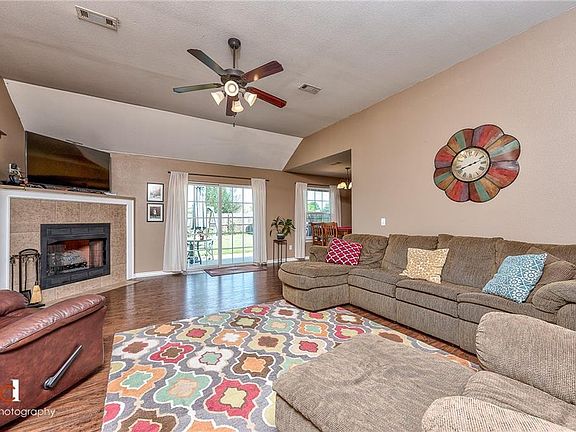 3rd image of 1390 Laurie Ln