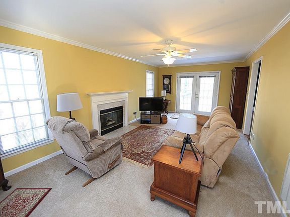 2nd image of 114 E Skyhawk Dr