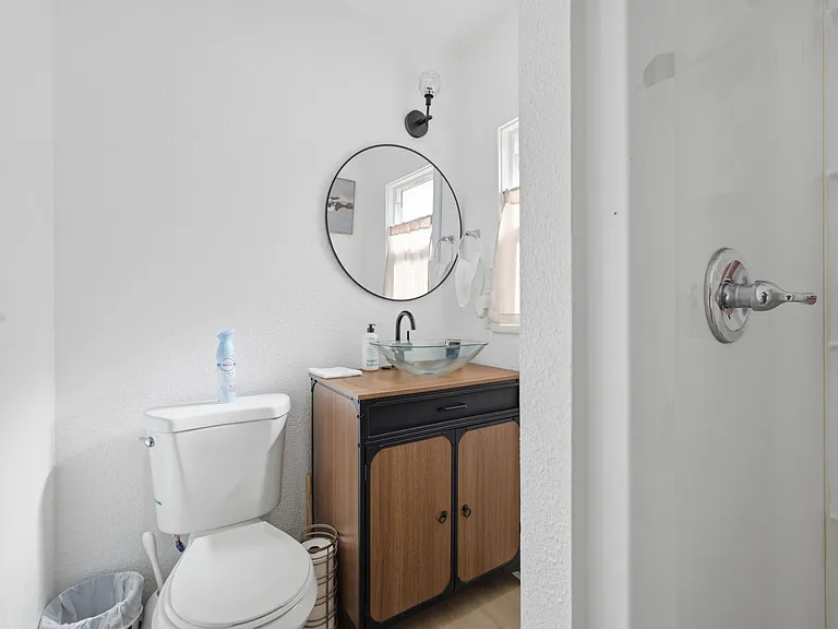 2329 E Concorda Dr — Photo 2