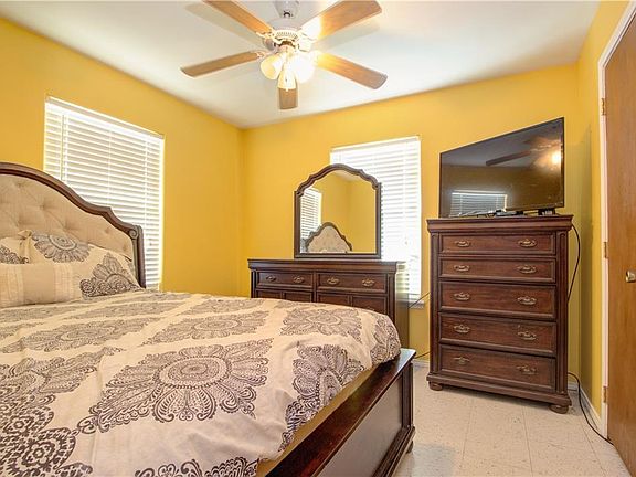 4th image of 327 Lantana Dr