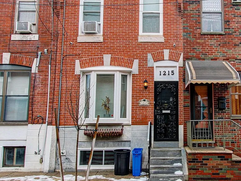 1215 Daly St — Photo 1