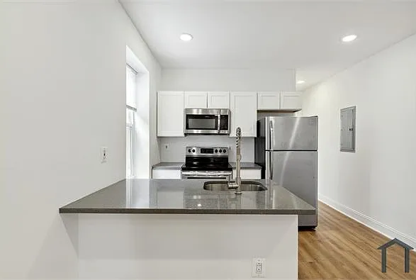 2 bed, 812 sqft, $1,476 — Photo 1