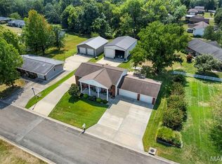 212 Lon Dell Dr, Chester, IL 62233