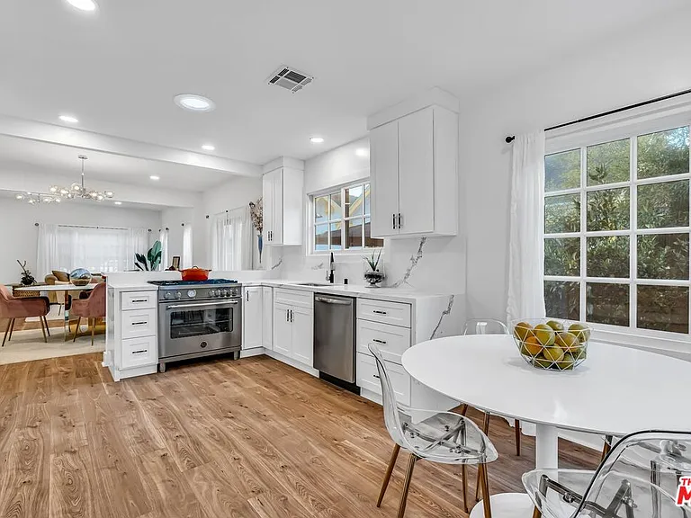 653 W Knoll Dr — Photo 5