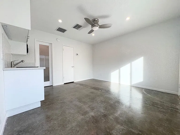700 N Riverside Dr #4 — Photo 6